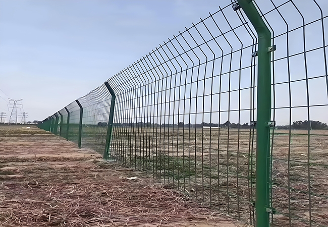 甄特护栏|广西户外场地改造案例 双边丝护栏网防潮隔离工程应用