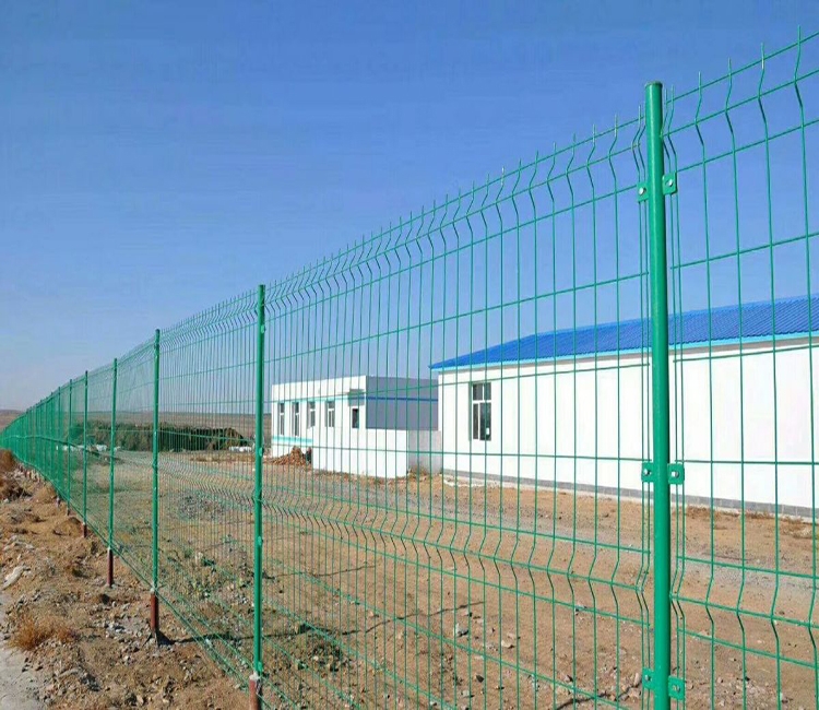 甄特护栏|内蒙古户外场地防护案例 双边丝护栏网抗寒抗风沙隔离应用