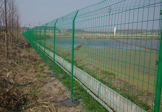 甄特护栏|湖北省户外场地标准化改造案例 双边丝护栏网隔离防护应用